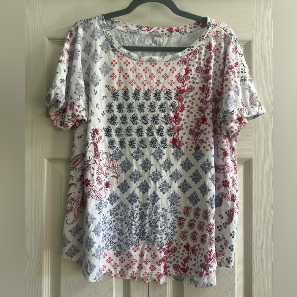 Maurices Shirt Women’s Size XL24/7 White Red Blue Paisley Short Sleeve USA
